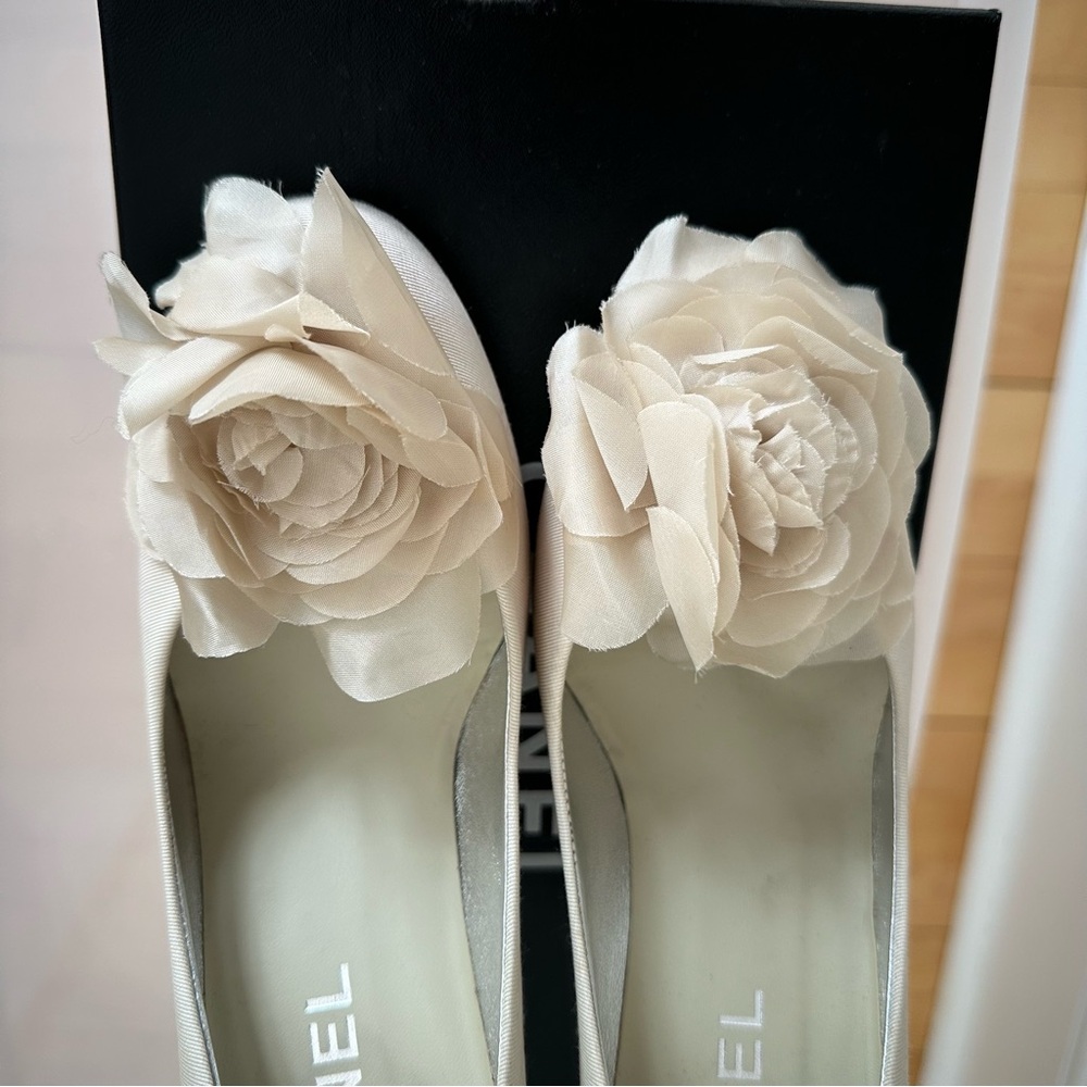 CHANEL Cream Heels with Camellia Floral Accent - Picture 7 of 16